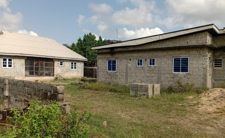 For sale. 4-bedroom bungalow sitting on a Half and quarter plot of land in a fenced and gated estate with private security guards at Desa Ibeju-Lekki Lagos. Asking price 20M. Global survey Deed of agreement Receipt. 📞 0816 966 8292